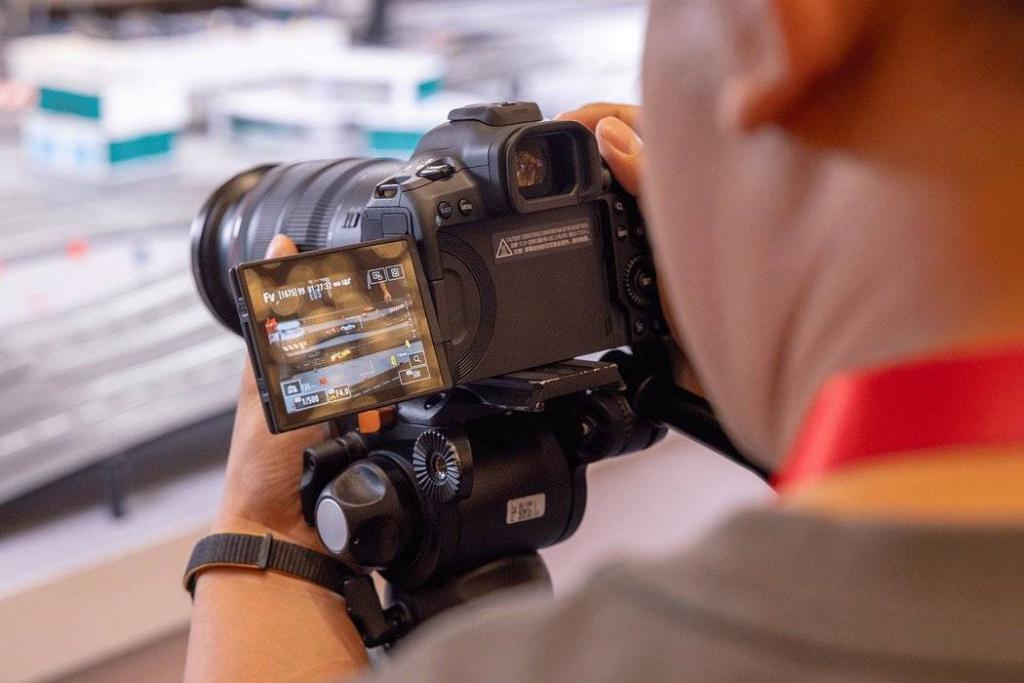 EOS R5 Mark II 的亮相，成为汽车媒体拍摄的新武器
