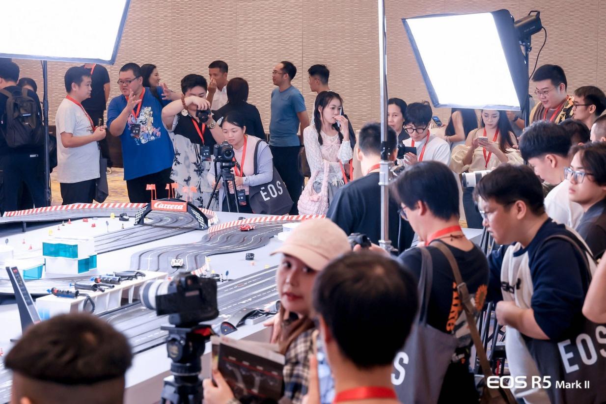 EOS R5 Mark II 的亮相，成为汽车媒体拍摄的新武器