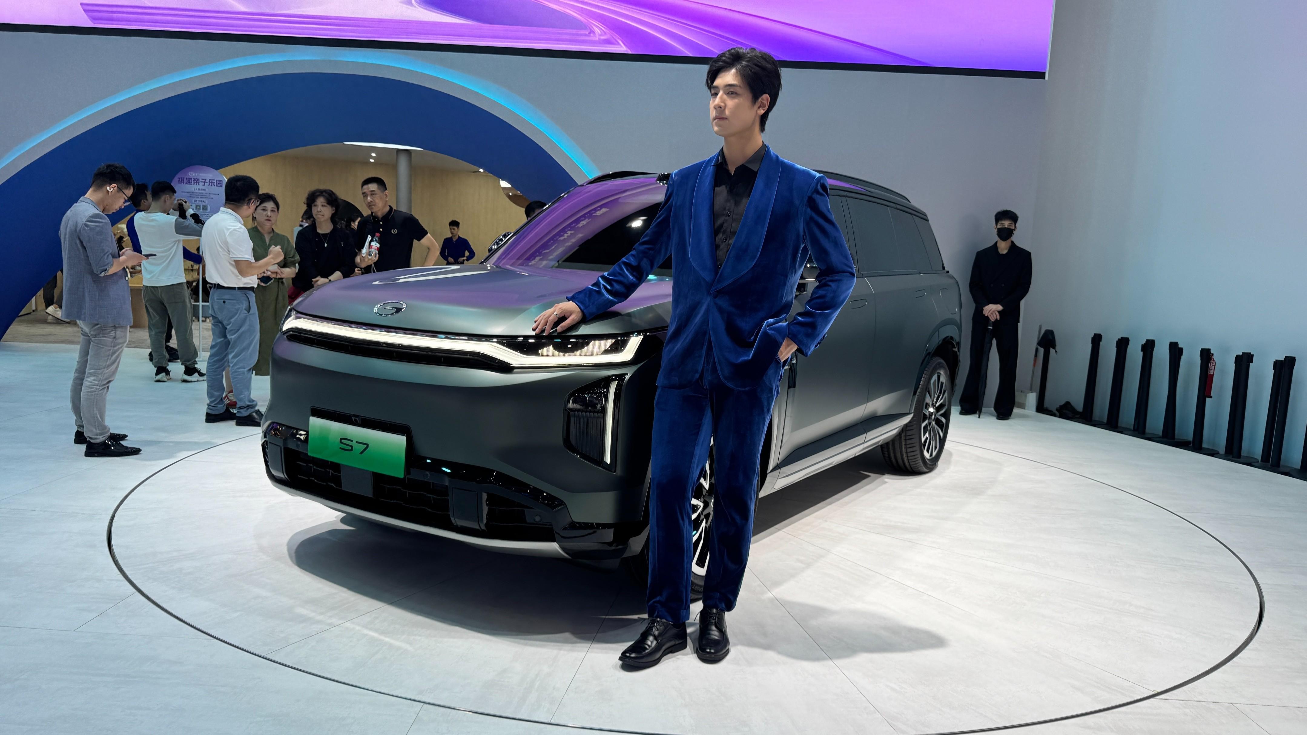 搭载传祺第三代混动技术！广汽传祺全新SUV S7在广州车展亮相