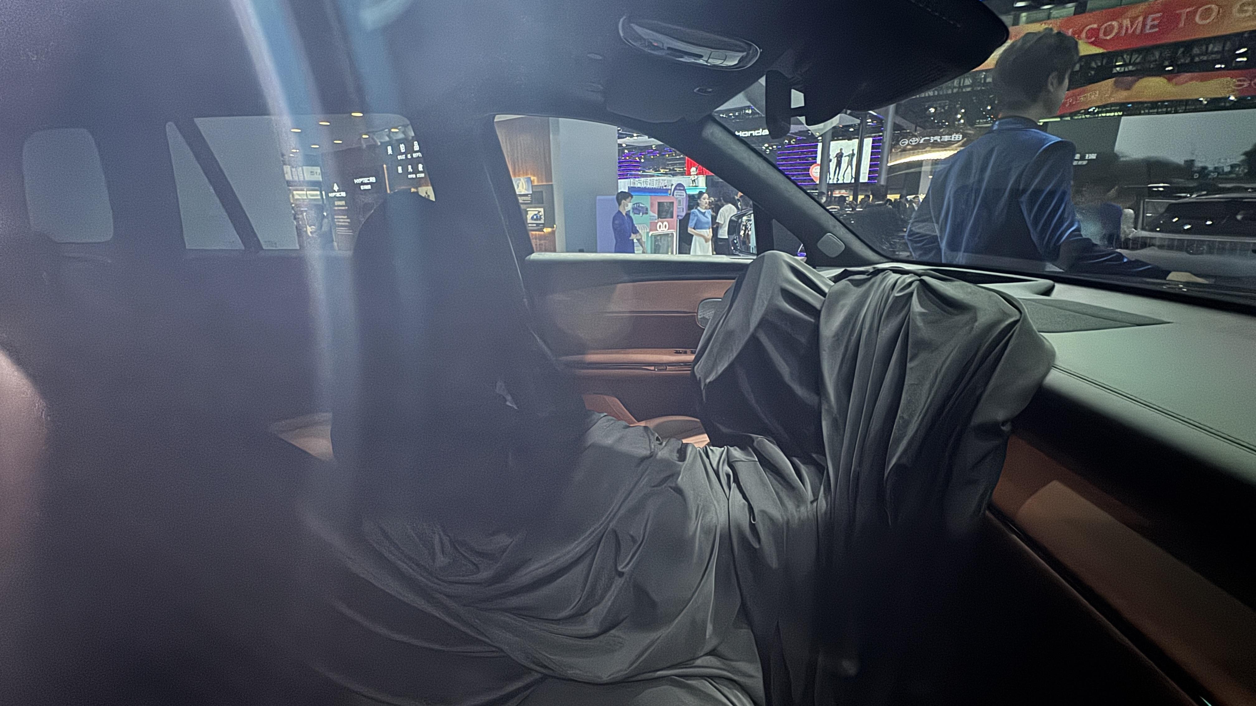 搭载传祺第三代混动技术！广汽传祺全新SUV S7在广州车展亮相