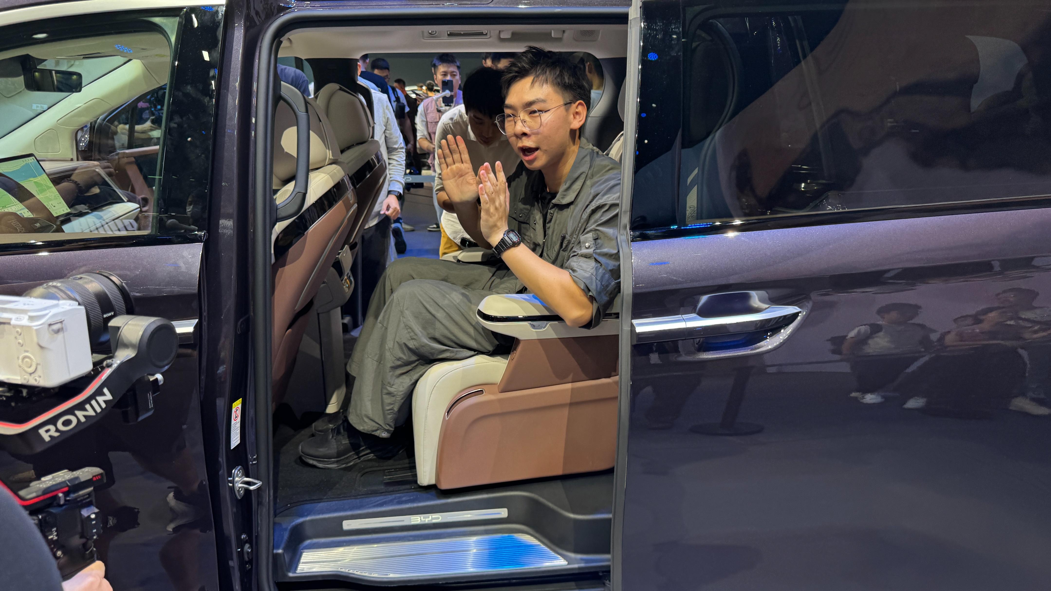将于2025年第一季度上市!比亚迪“夏”的内饰在广州车展亮相