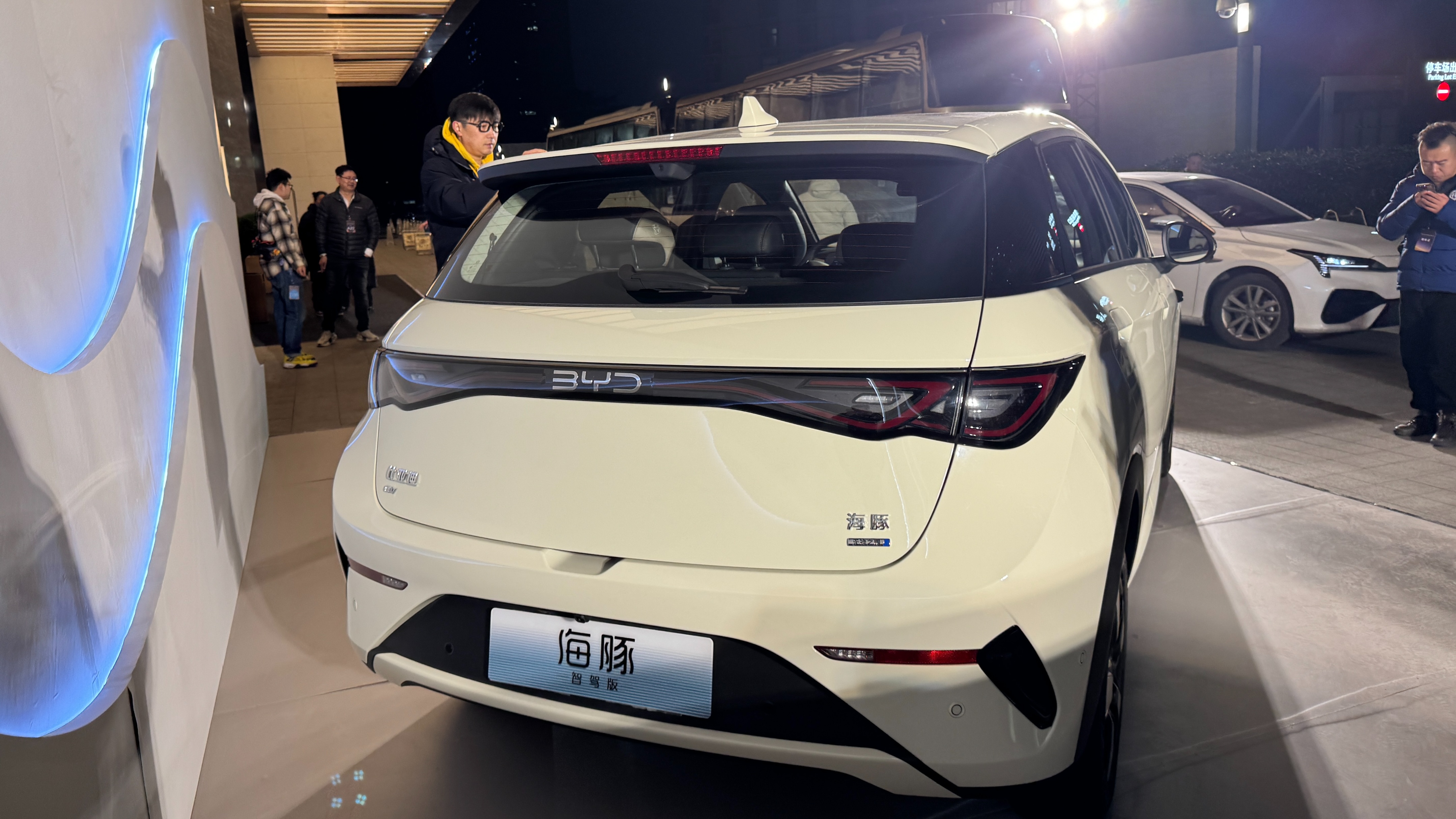 售价9.98万元起!比亚迪全新海豚智驾版郑州分站上市并交付