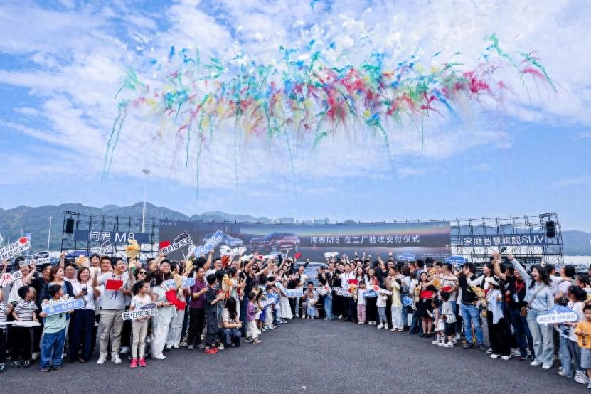 问界M8上市后72小时大定突破44000台!4月30日天津地区用户交付