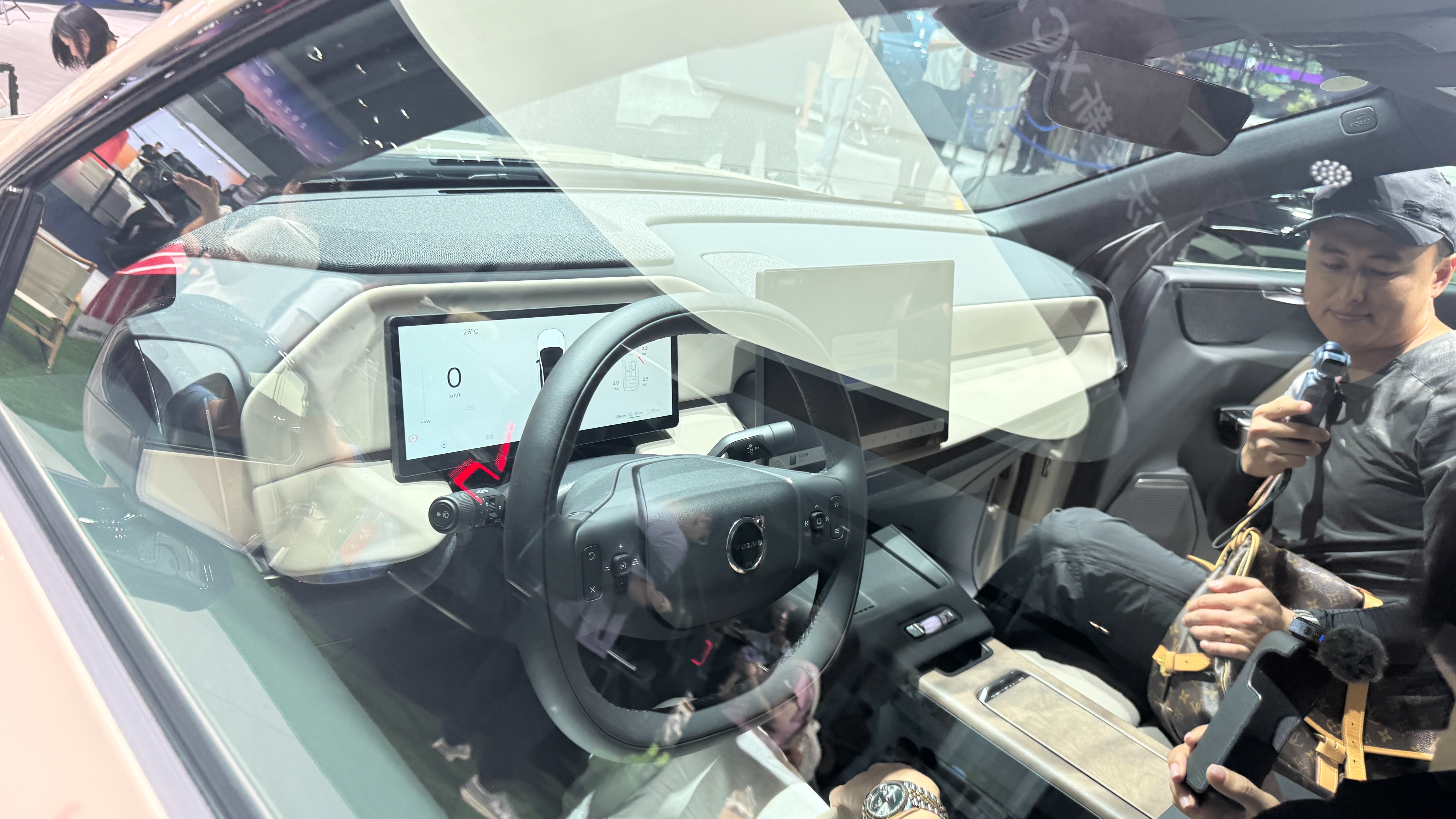 预售价29.99万元起!沃尔沃 XC70首发并开启预售