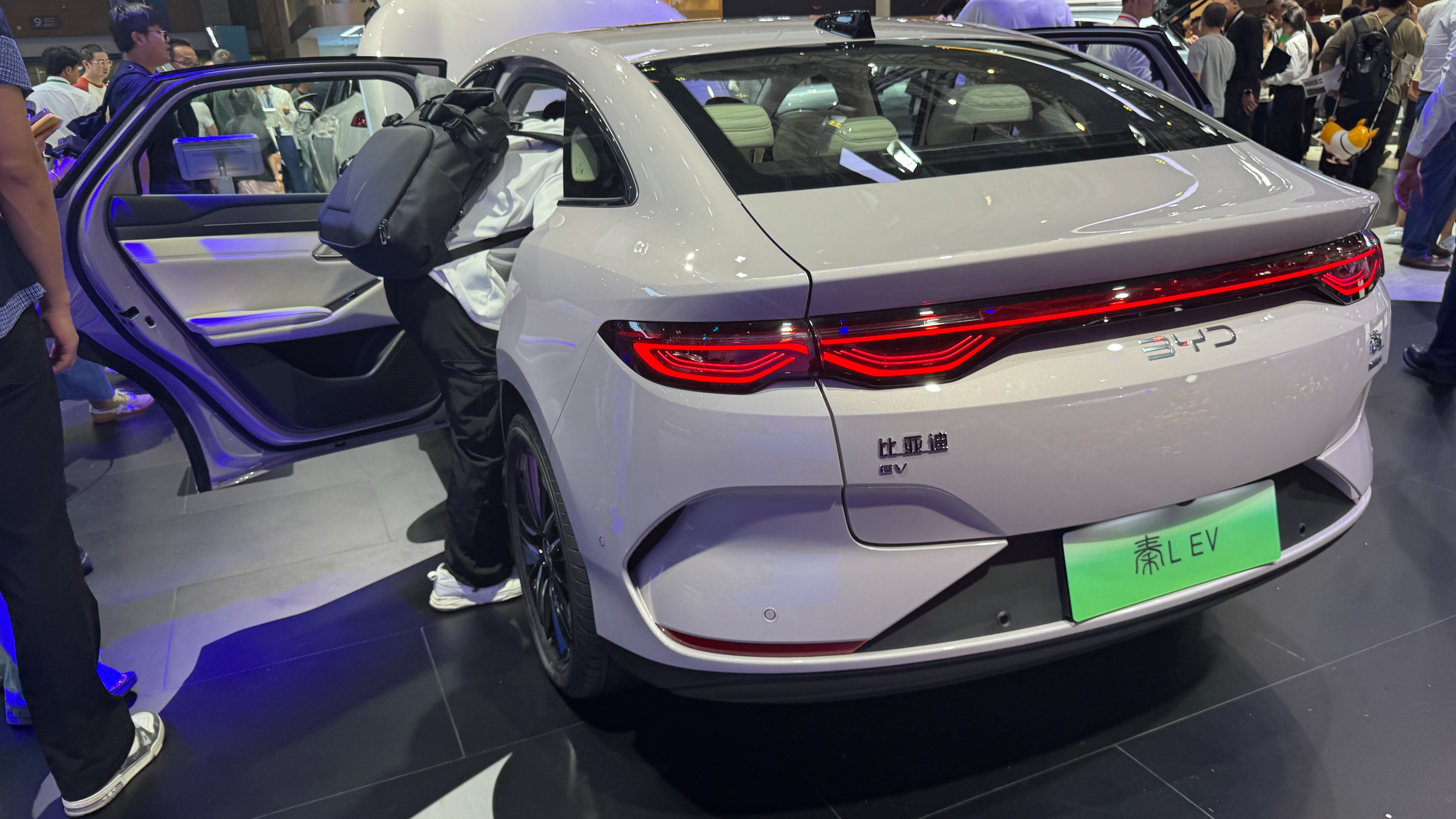指导售价11.98万元起!比亚迪 秦L EV 云辇版在成都车展上市