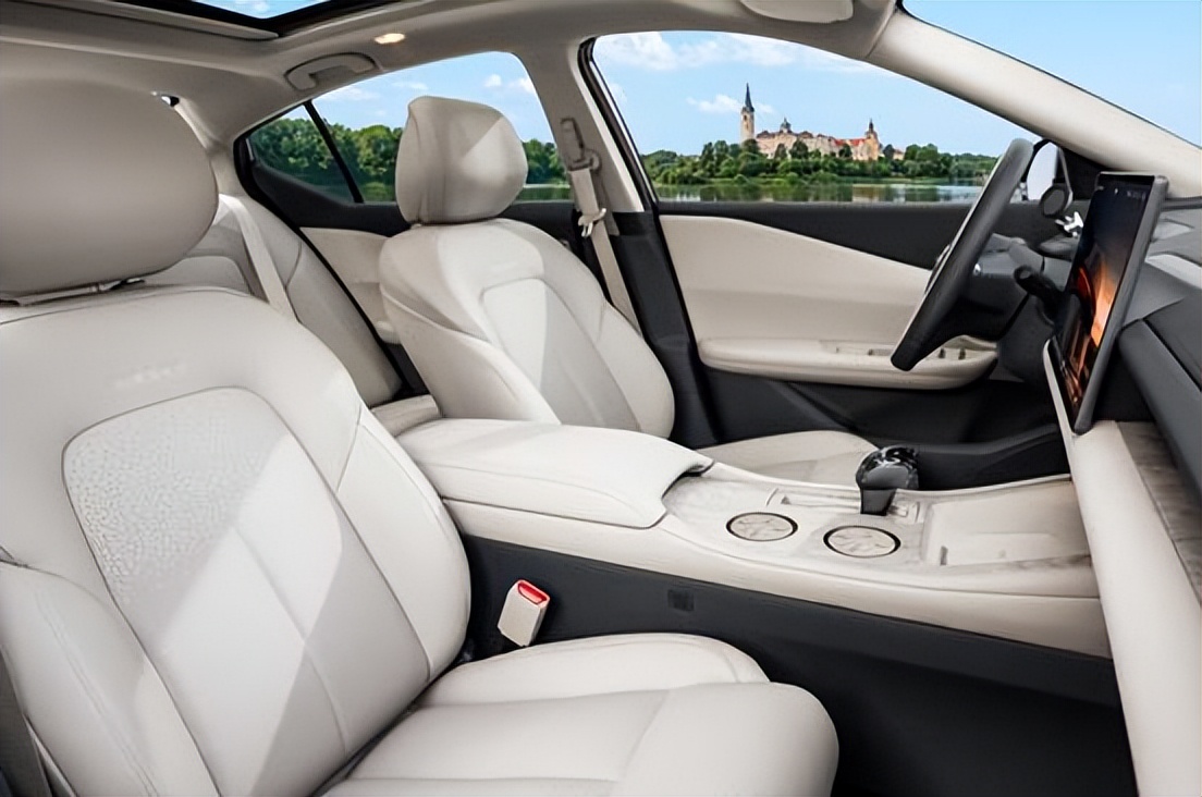 东风日产公布“油电同智”战略首车：天籁·鸿蒙座舱新车首发亮相