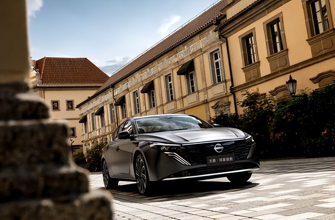 东风日产公布“油电同智”战略首车：天籁·鸿蒙座舱新车首发亮相