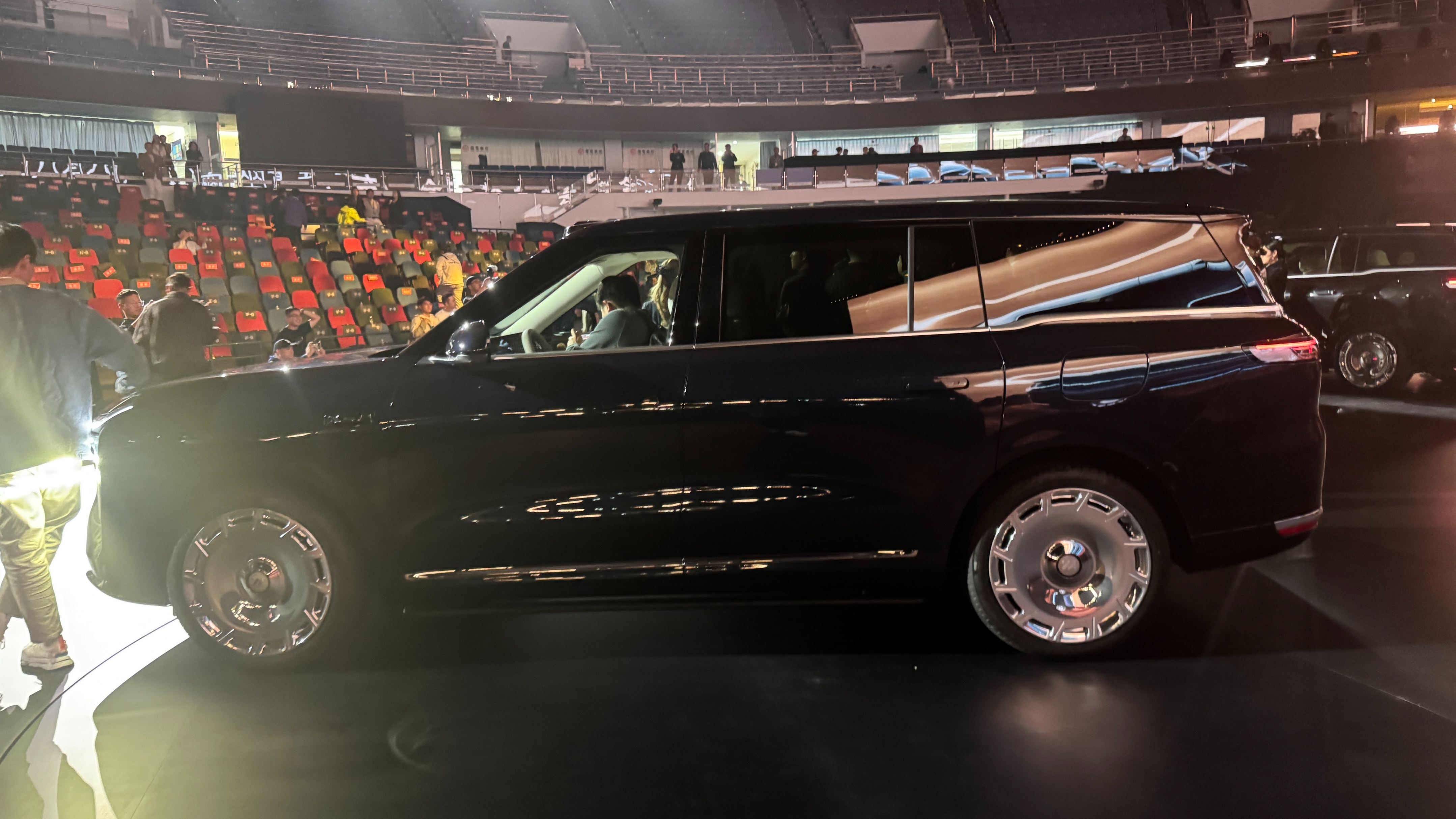 上市权益价分别为32.28万元起！智己LS9正式上市