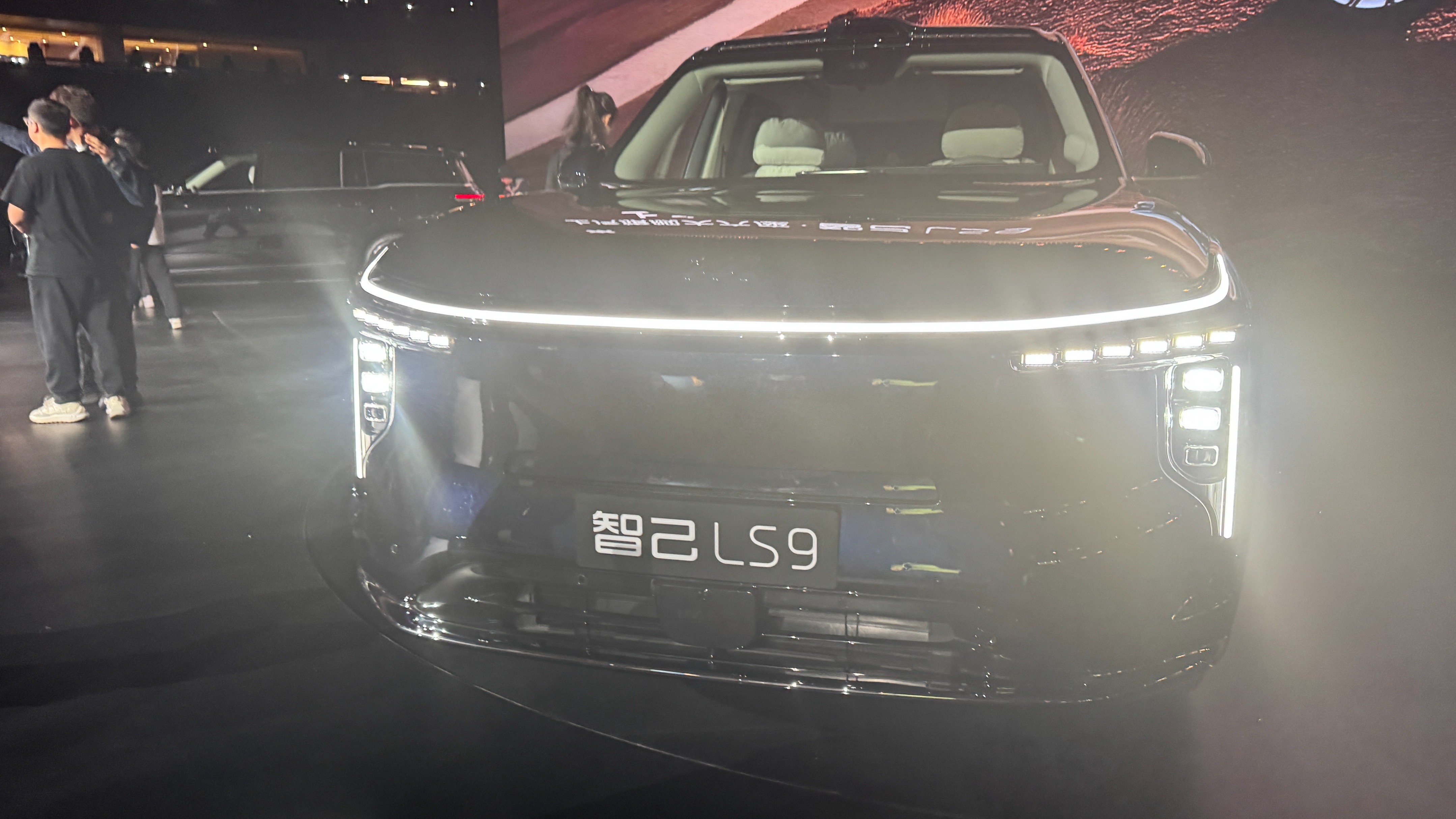 上市权益价分别为32.28万元起！智己LS9正式上市