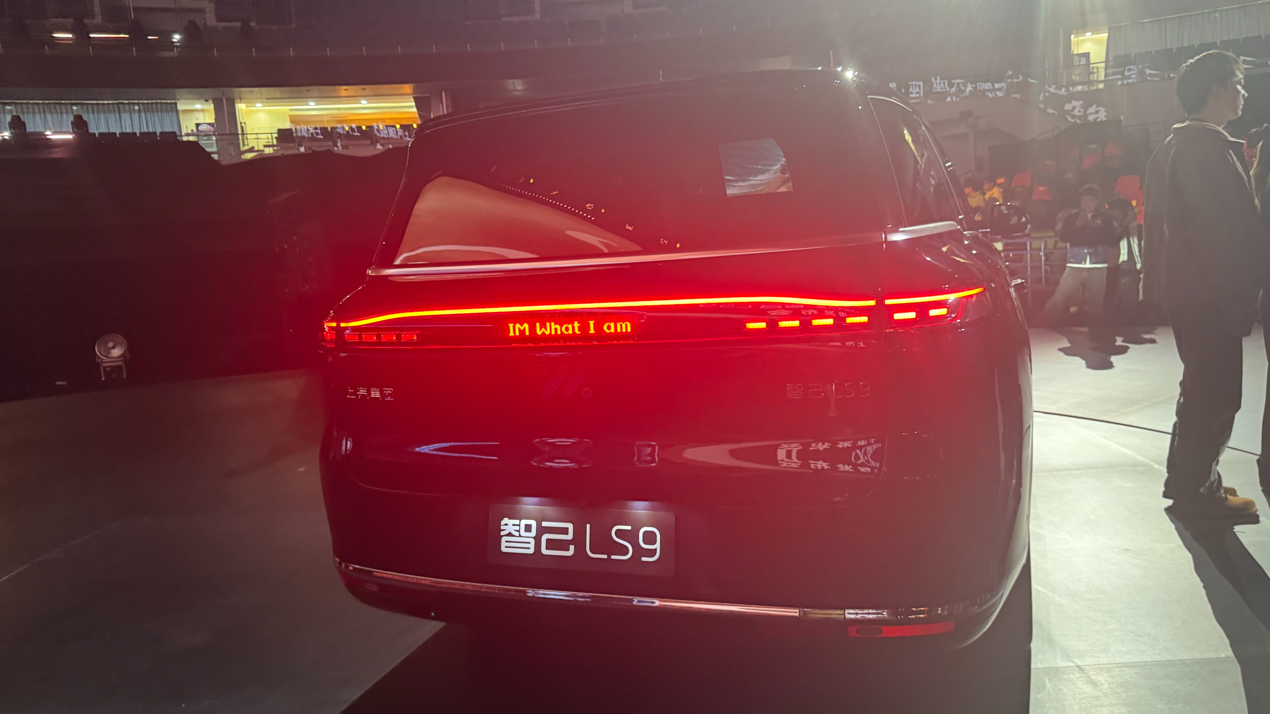 上市权益价分别为32.28万元起！智己LS9正式上市