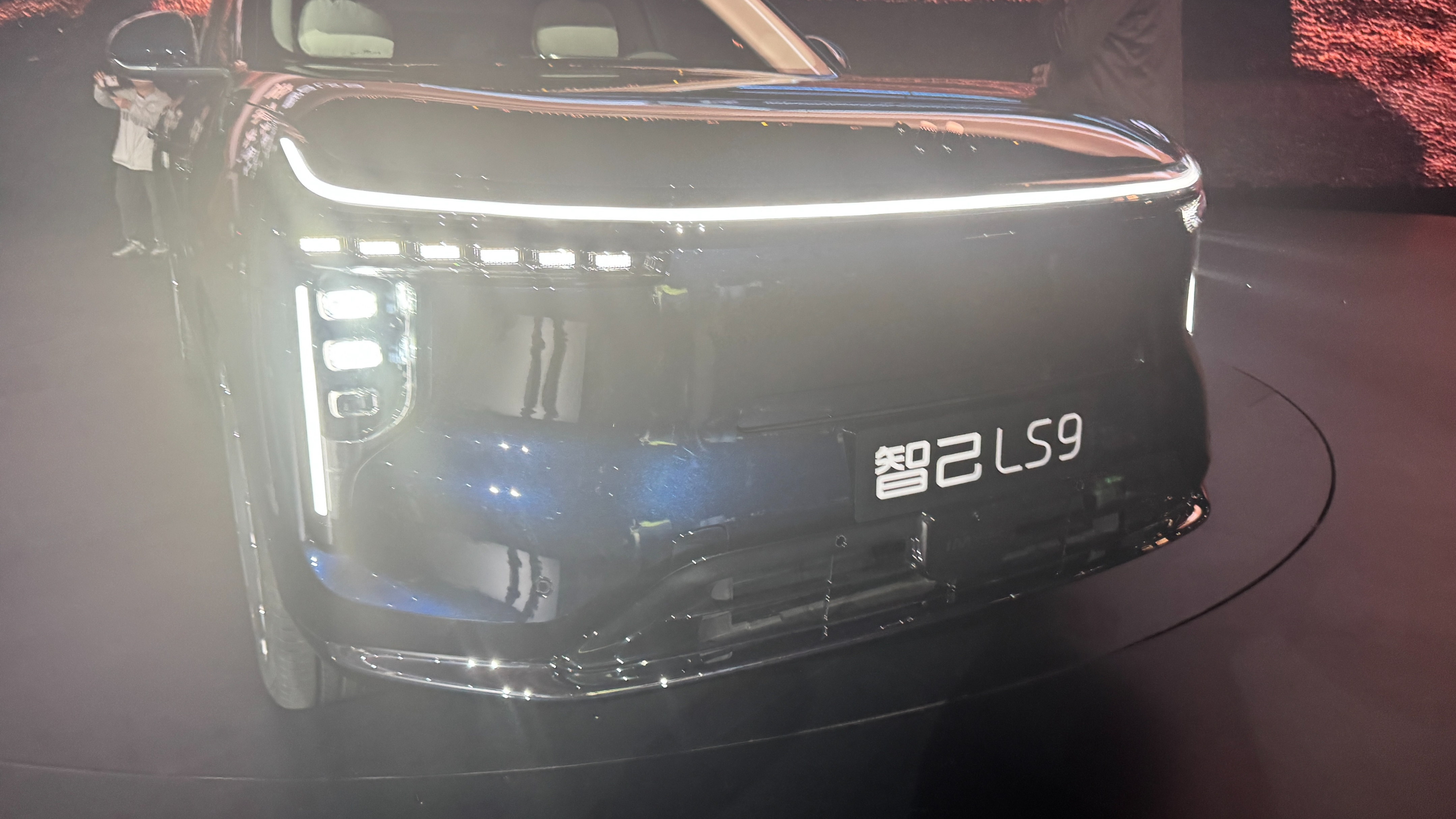 上市权益价分别为32.28万元起！智己LS9正式上市