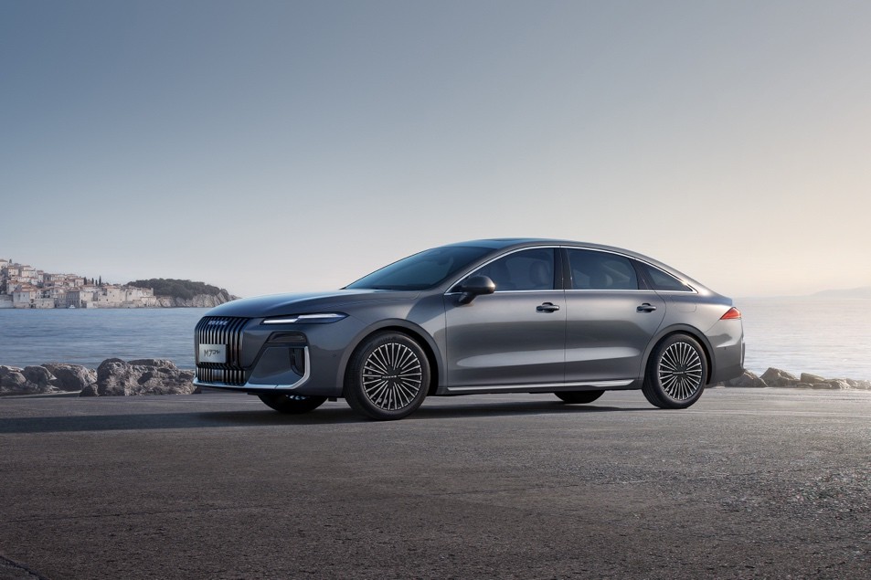 豪车实力平价卖？荣威M7 DMH用高规格演绎“B级王炸”！