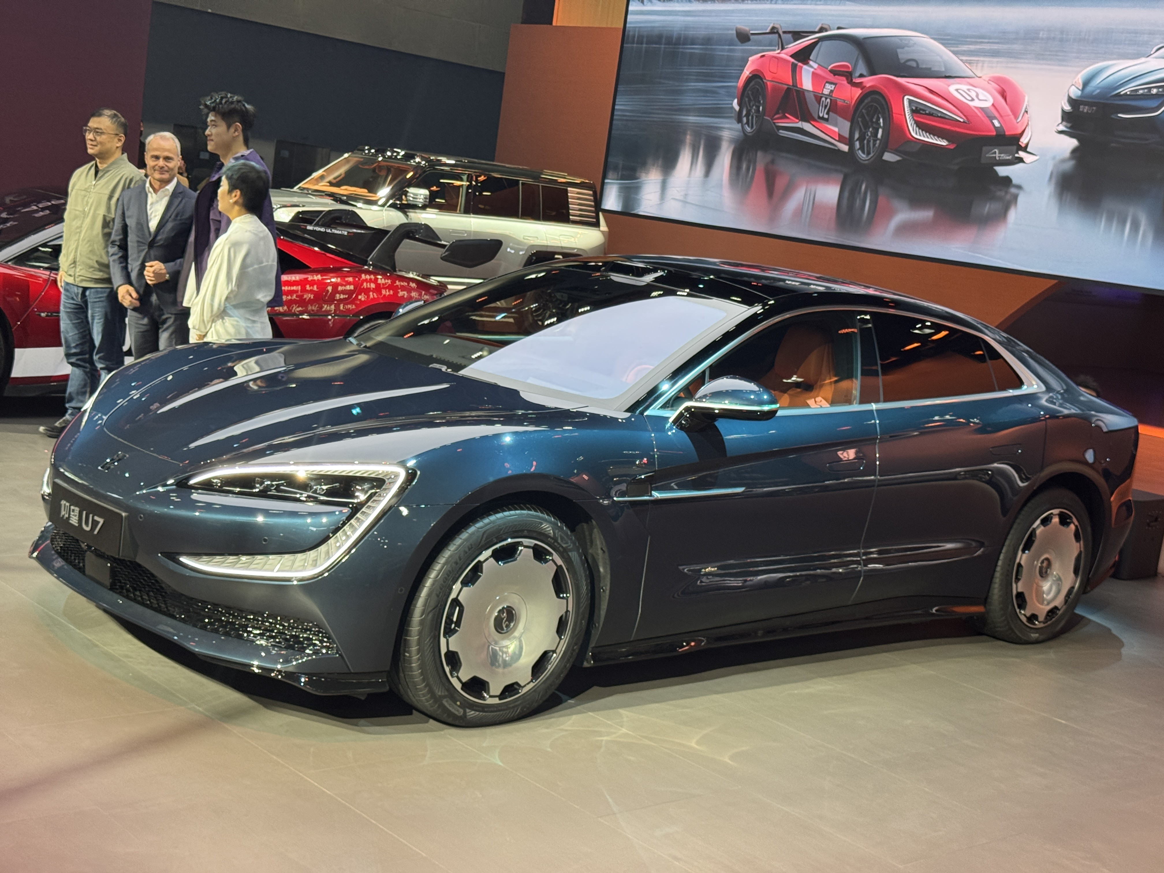 外星河·内晨光！仰望U7新配色版在2025广州车展亮相