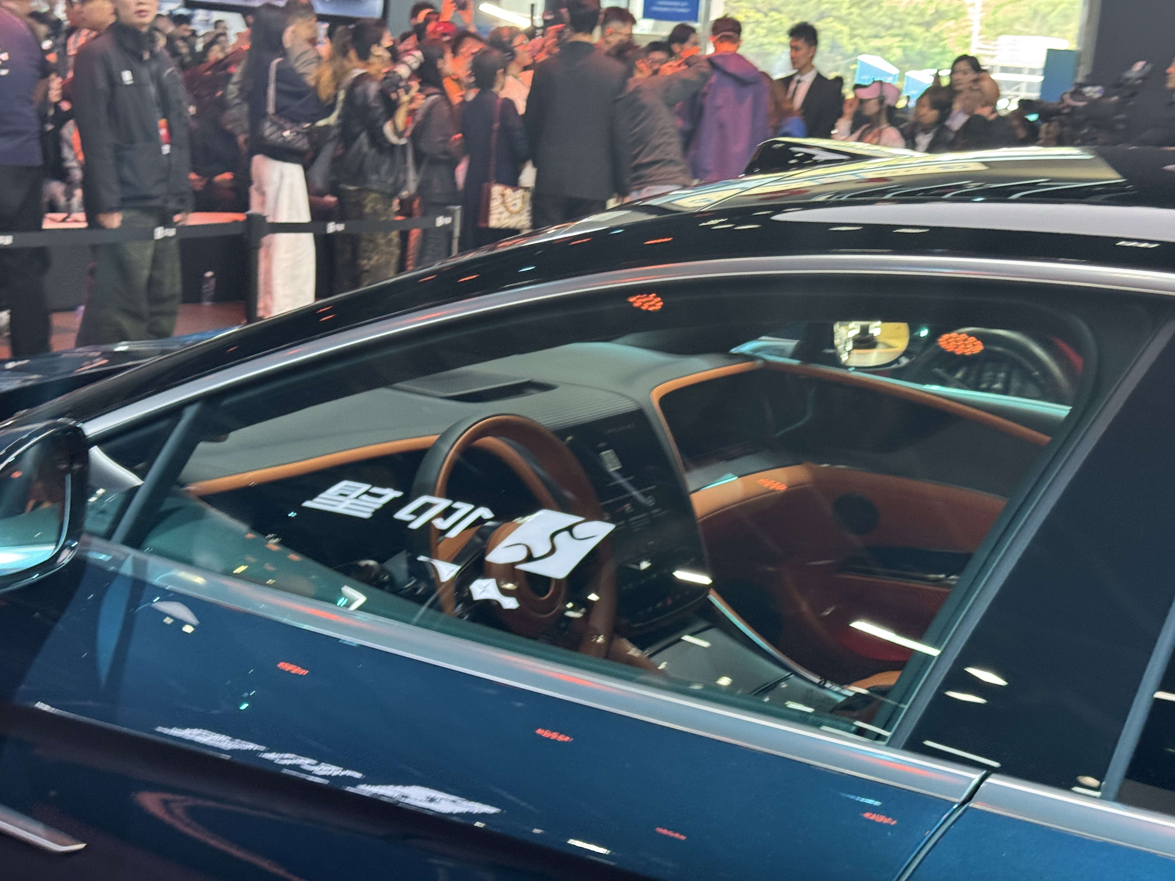 外星河·内晨光！仰望U7新配色版在2025广州车展亮相