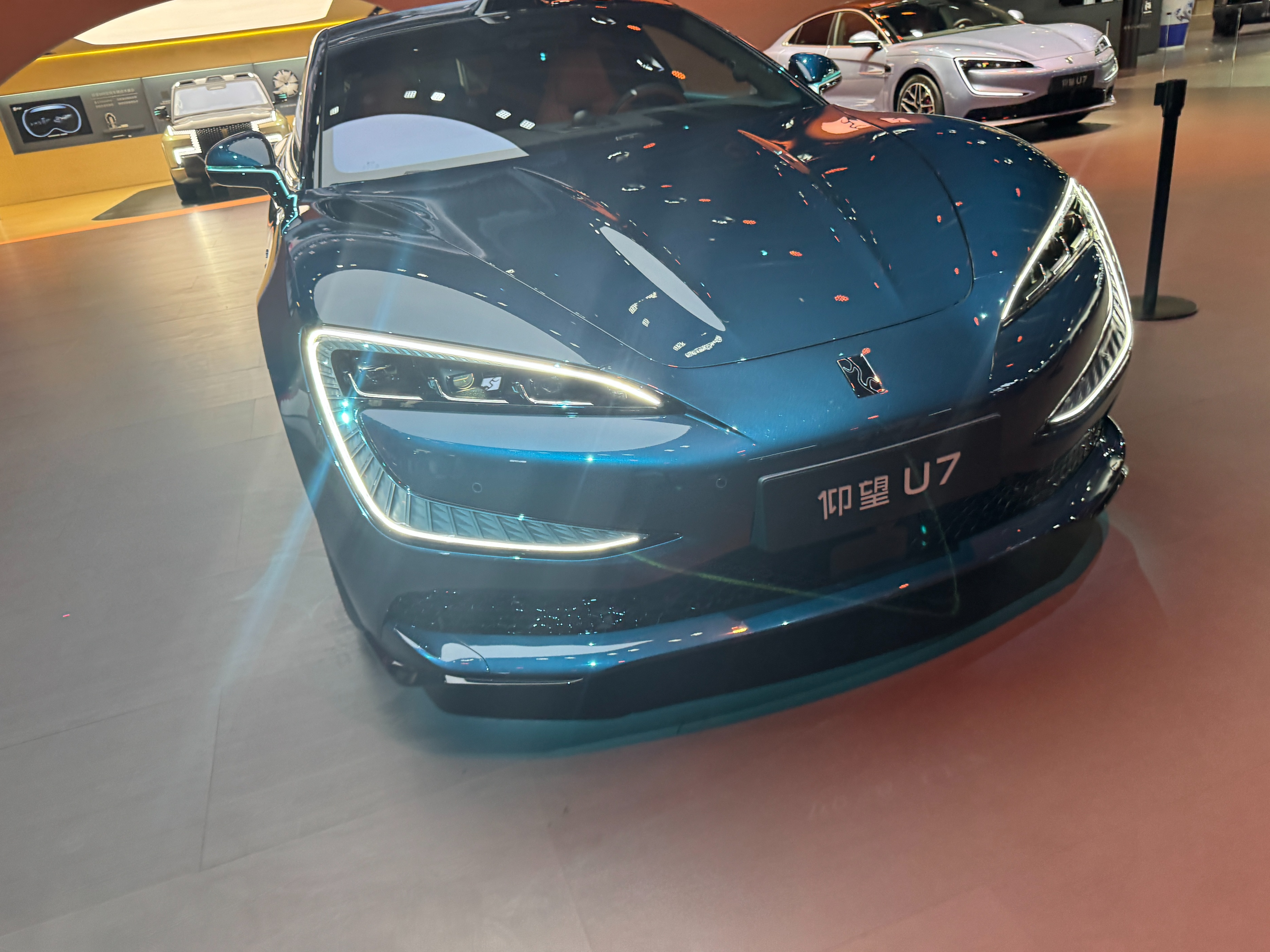 外星河·内晨光！仰望U7新配色版在2025广州车展亮相