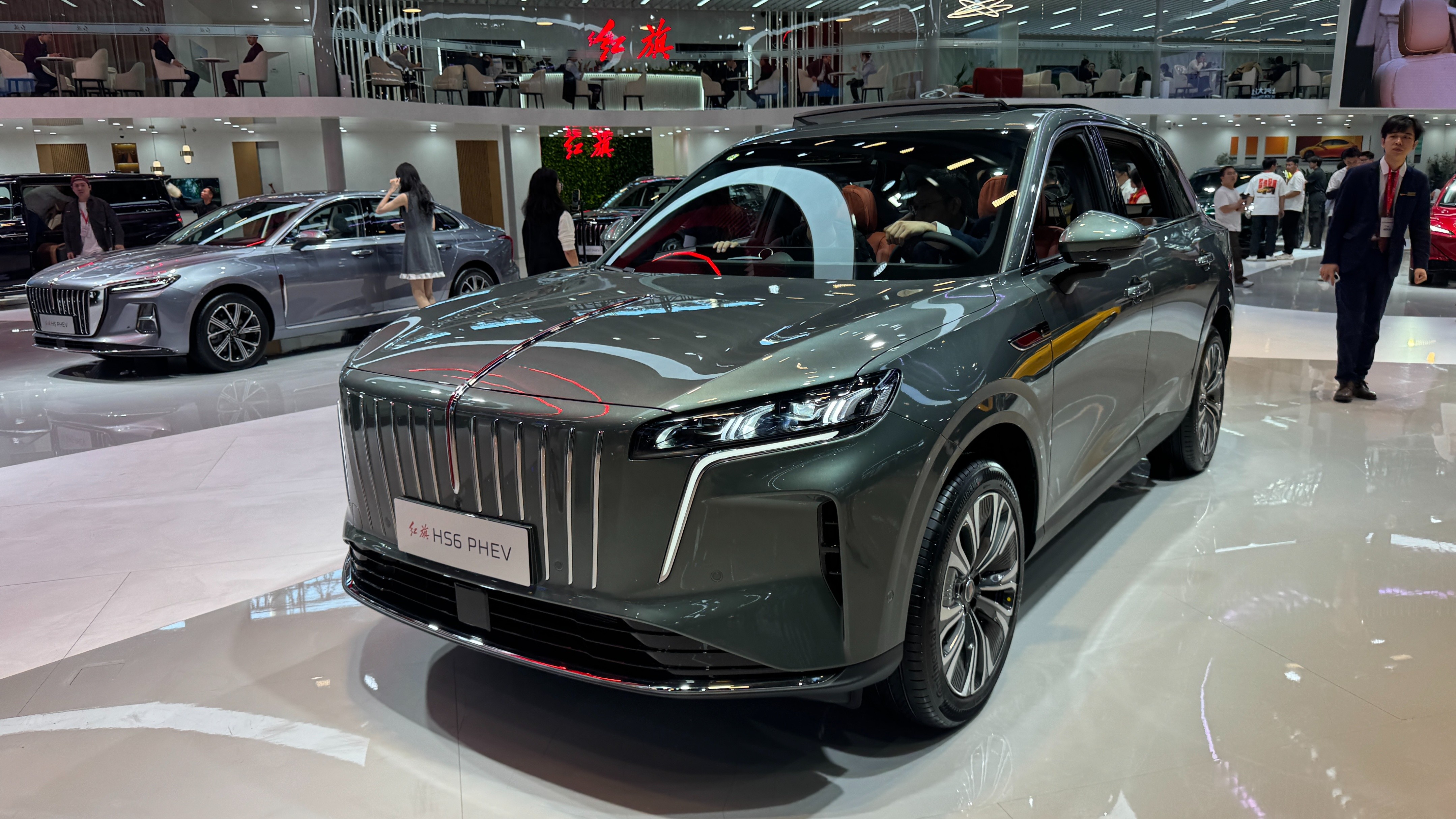 预售价17.88万起！红旗 HS6 PHEV亮相2025广州车展