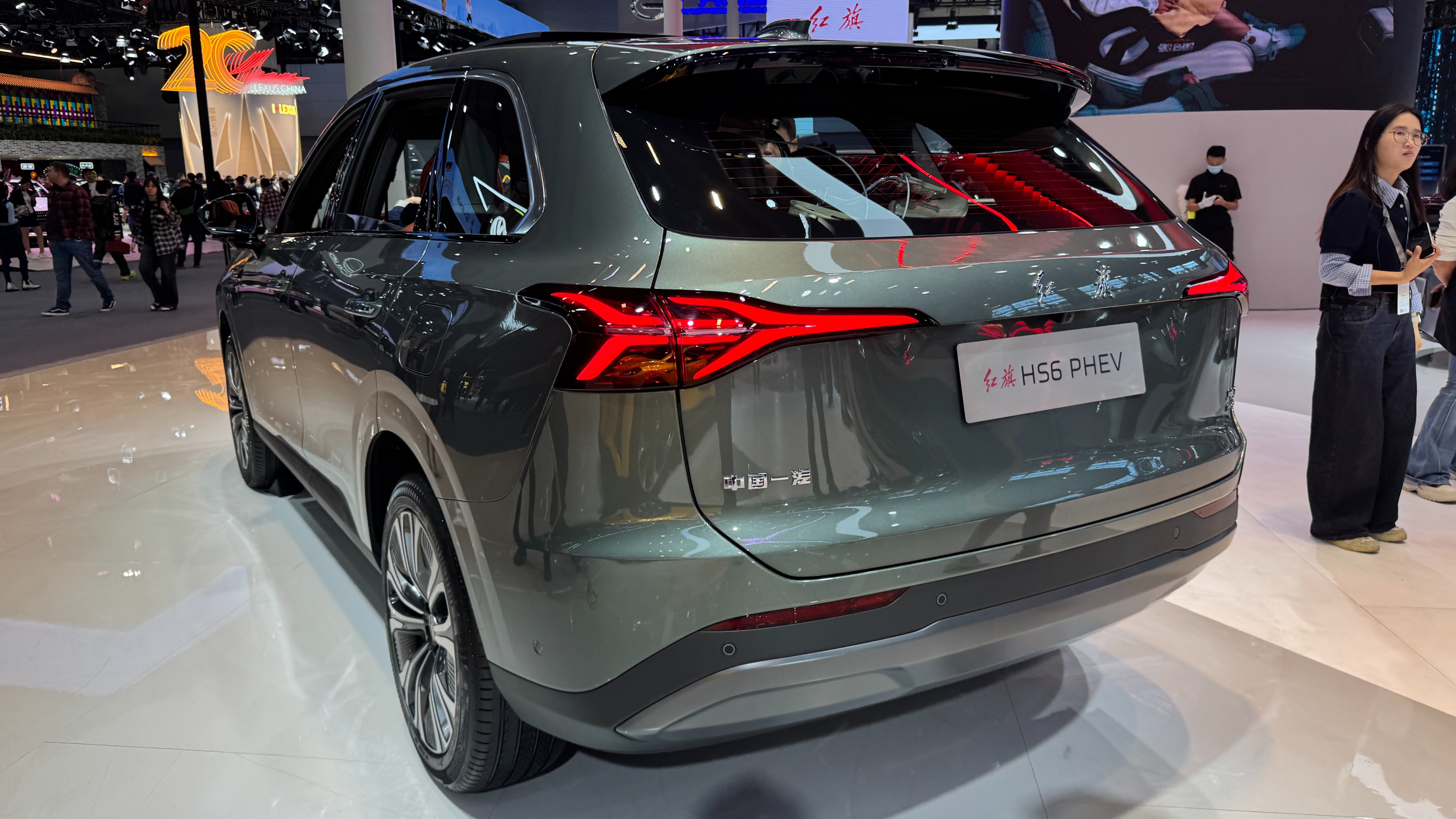 预售价17.88万起！红旗 HS6 PHEV亮相2025广州车展