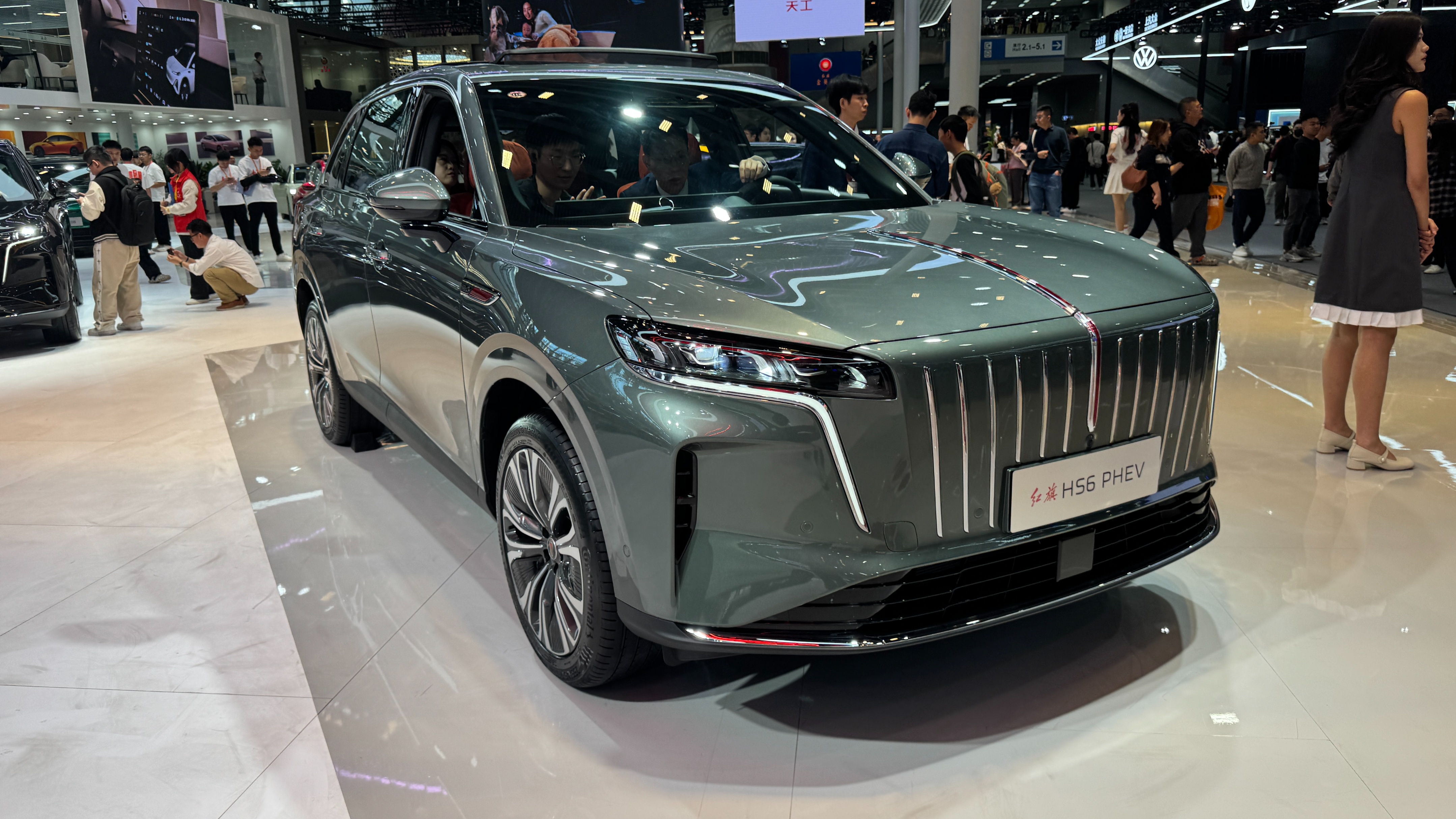 预售价17.88万起！红旗 HS6 PHEV亮相2025广州车展