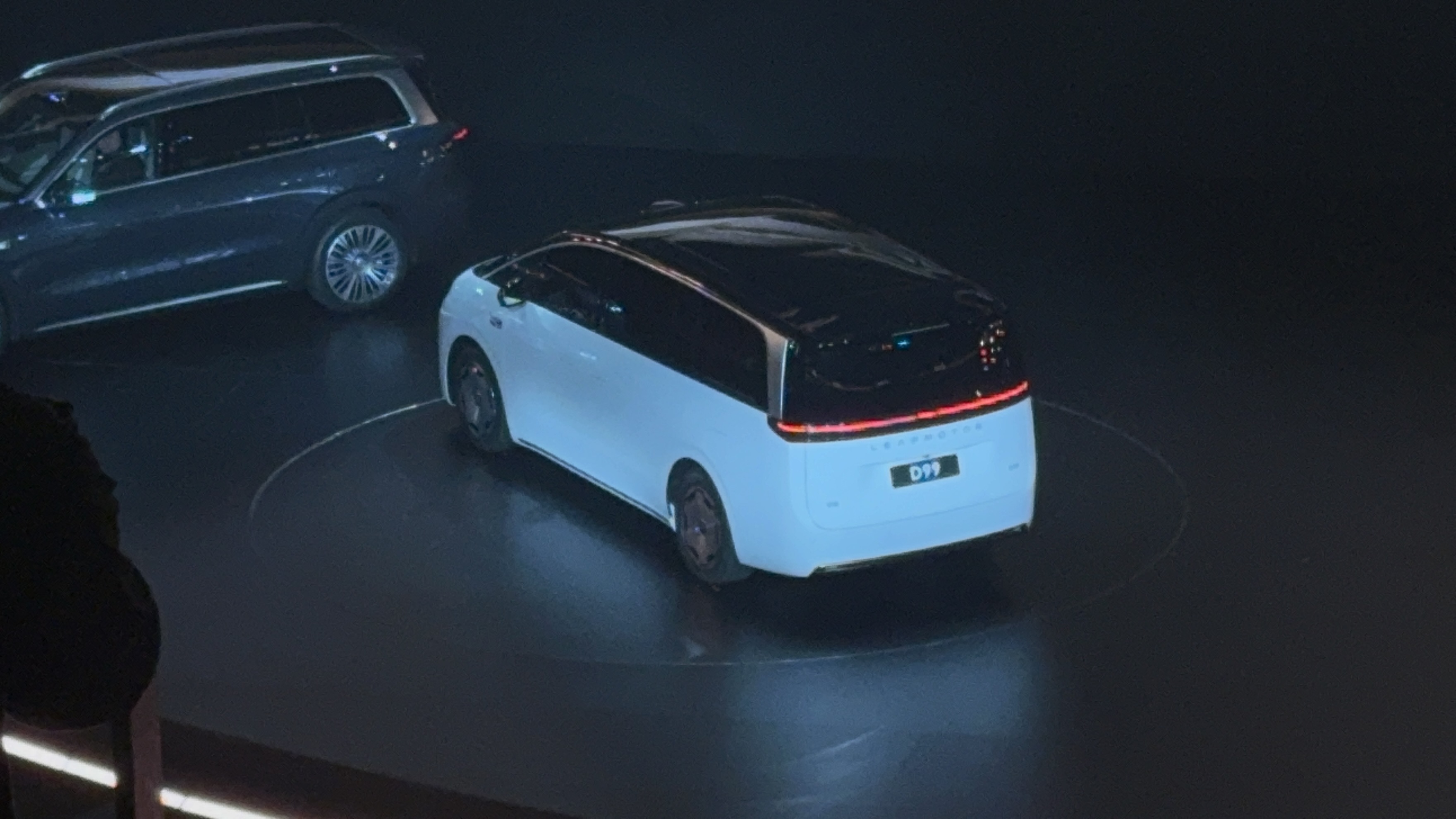 2026年年内发布！零跑首款MPV D99首发亮相