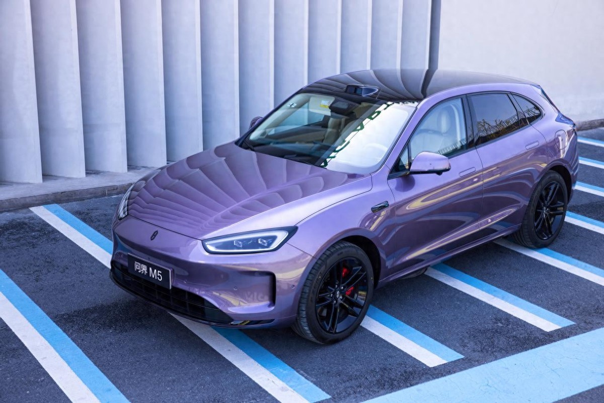 有颜有实力，面面皆出色！问界M5焕新春节出行质感