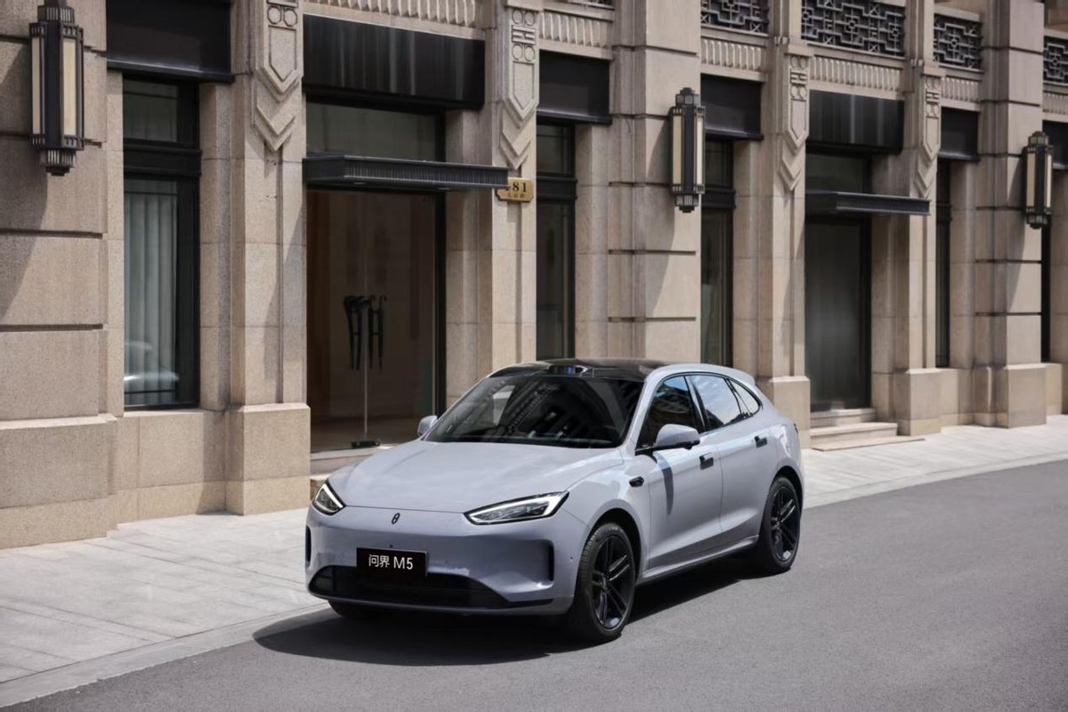 有颜有实力，面面皆出色！问界M5焕新春节出行质感