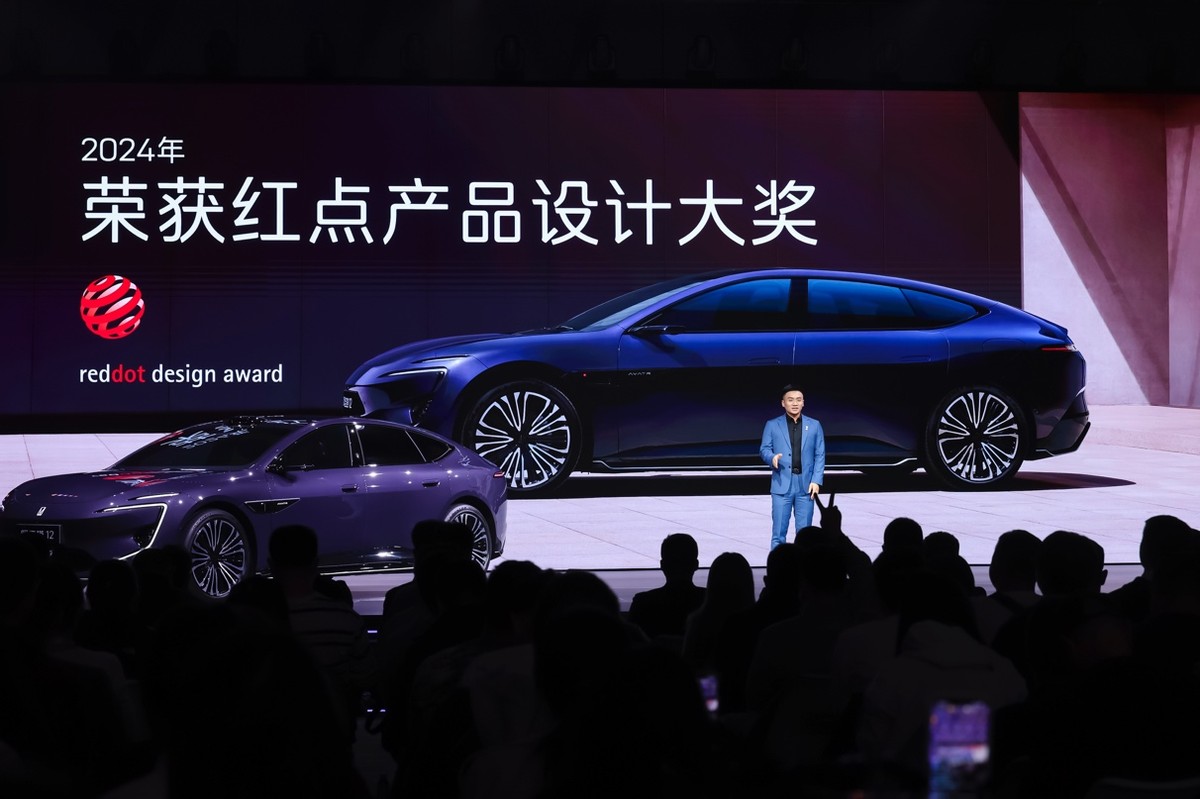 新阿维塔12开启预售，提供纯电/增程双动力，预售价29.99万元起