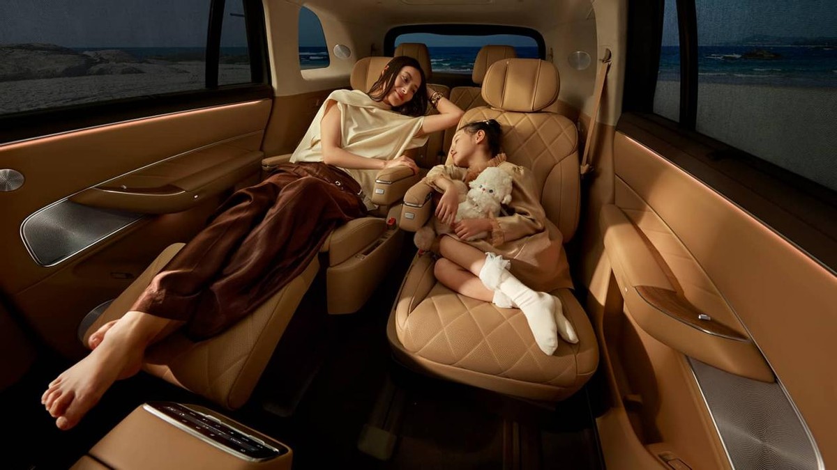 家装进车里，把安心带上路！问界M8纯电版重新定义家庭出行