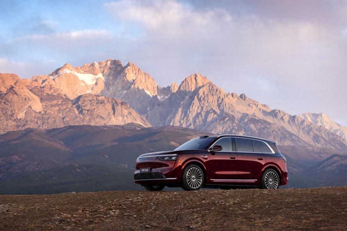 家装进车里，把安心带上路！问界M8纯电版重新定义家庭出行