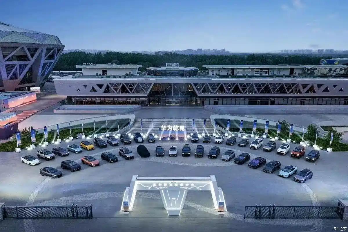 配有鸿蒙6.0车机系统和华为乾崑智驾5.0！奕境首款SUV X9首发亮相