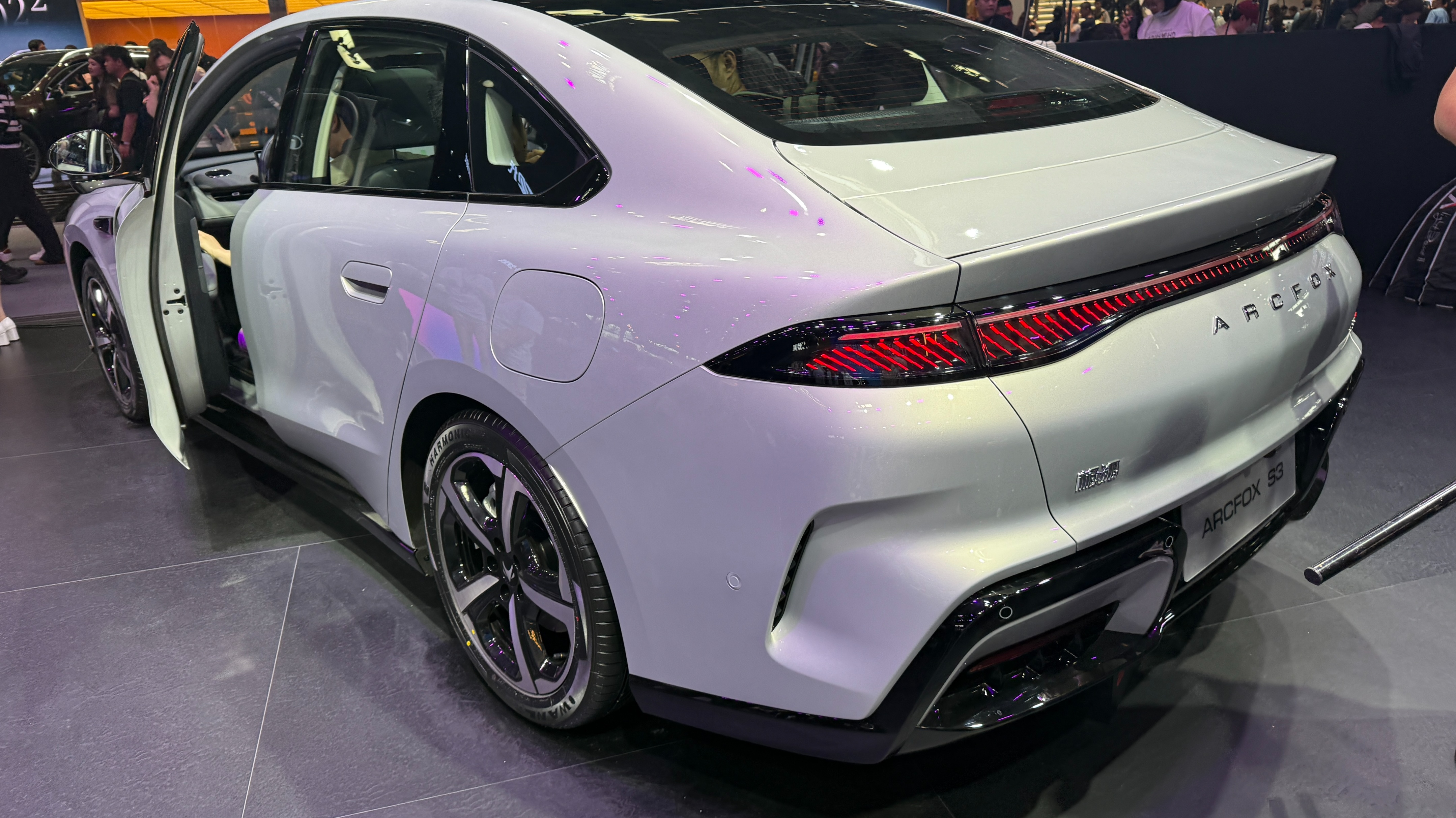 预售价格补贴后6.48万元起！极狐全新轿车 S3在北京车展开启预售