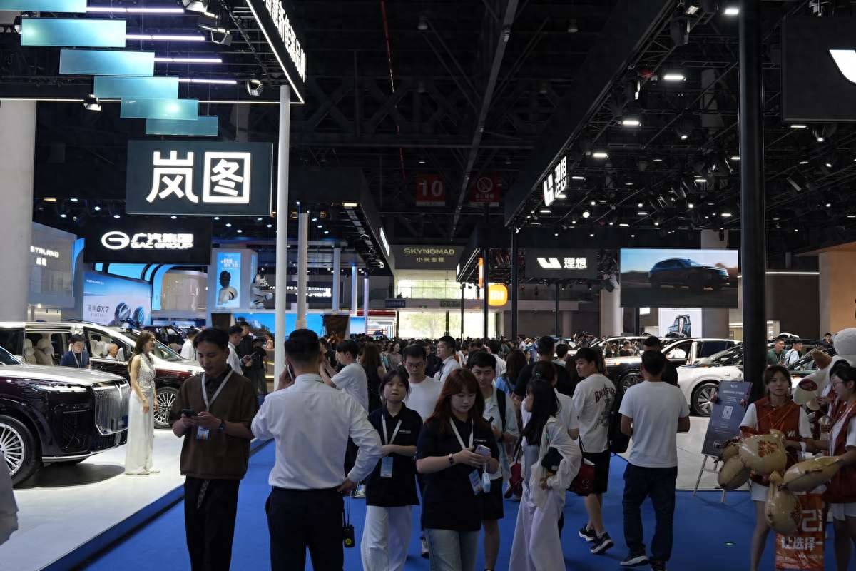 顶流同馆也稳得住，岚图追光S靠实力圈粉成都车展